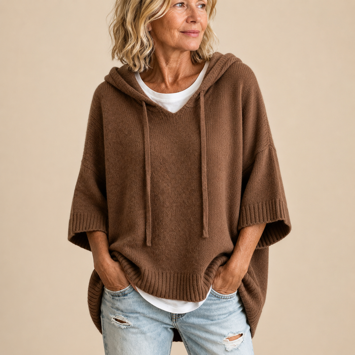 Strikket poncho med hætte i Brun