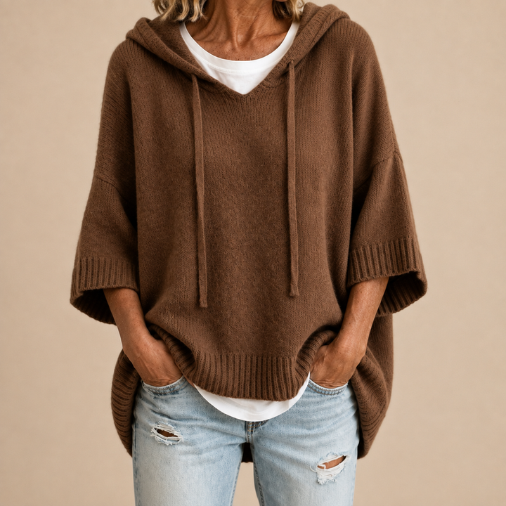 Strikket poncho med hætte i Brun