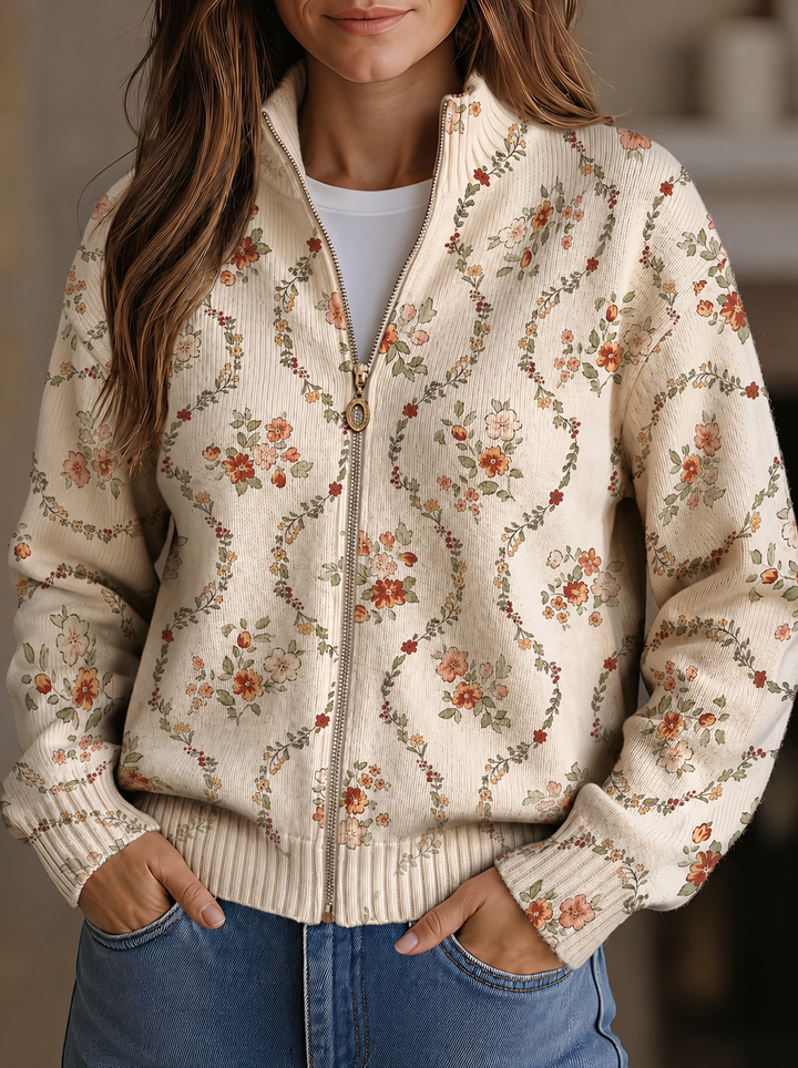 Karin | Delikat cremefarvet print med blomstrende ranker